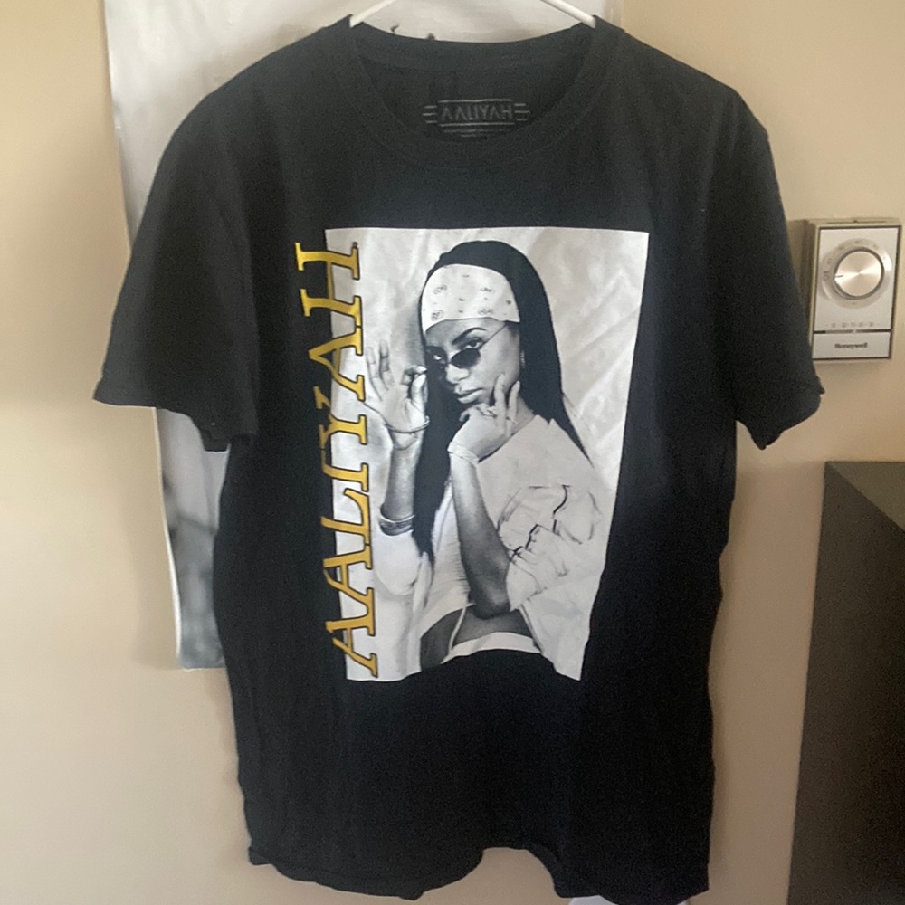 AALIYAH GRAPHIC TEE